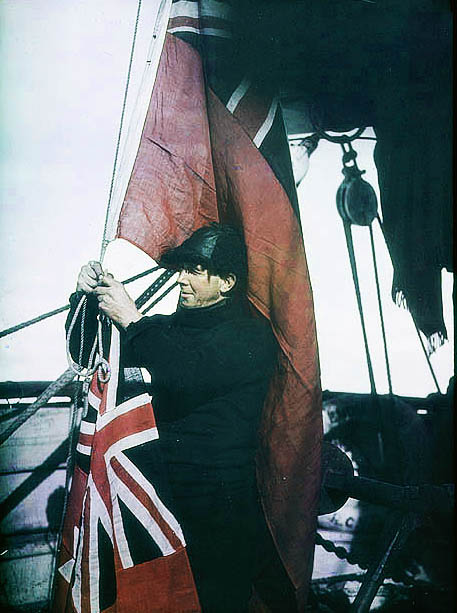 Alfred-Cheetam-signalling-the-Shackleton-expedition-1915