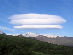 Lenticularis_cloud_above_gletscher_Skaftafell_Iceland_26jun05