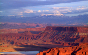 El Paradox basin es una cuenca asimétrica, desarrollada a lo largo del flanco suroeste del pico Uncompahgre en el sureste de Utah y el suroeste de Colorado, EE.UU.. 